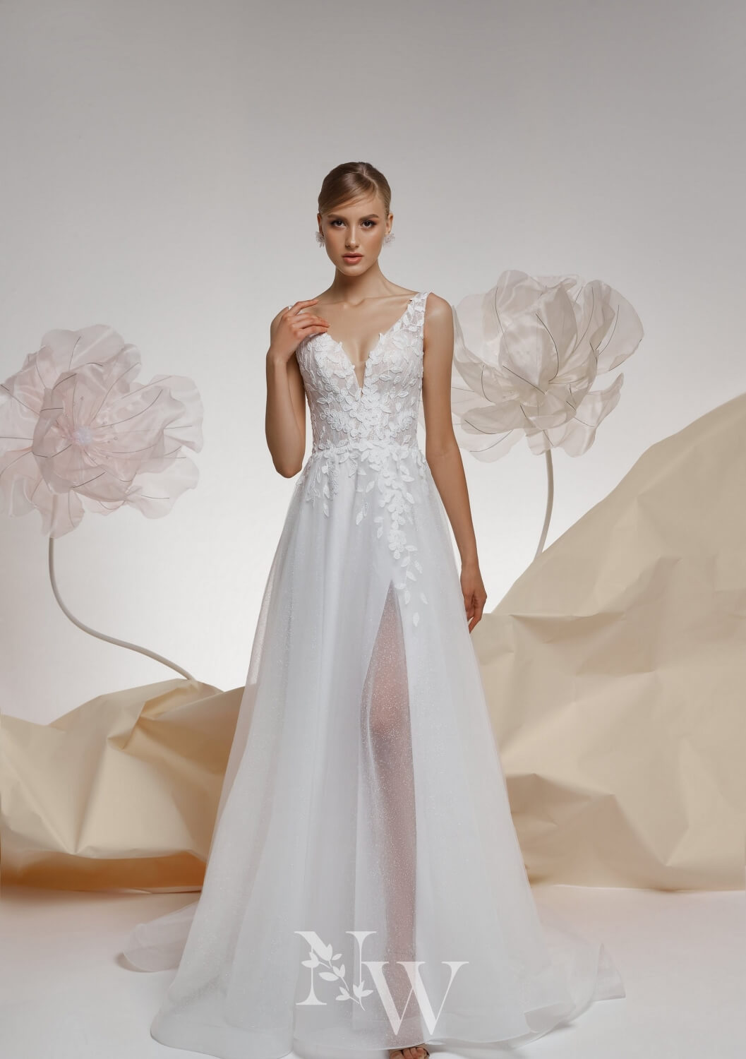 Wedding dress NW 20-26, lõhikuga/ с разрезом/with slit