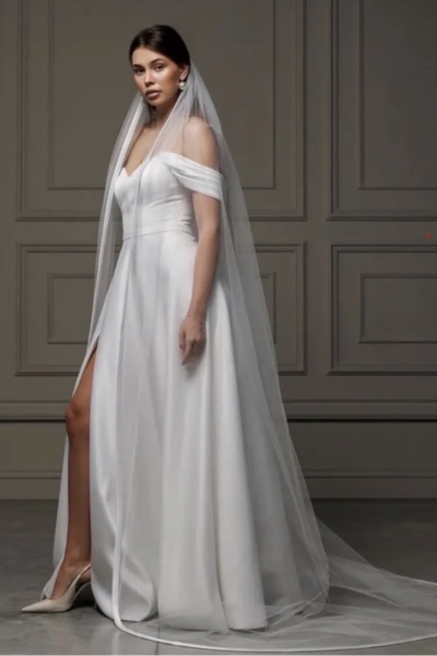 Long veil with satin edge